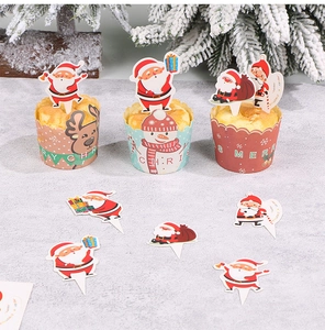 Detailansicht von Weihnachts-Muffinförmchen und Weihnachtsmann-Kuchentopper zum Backen