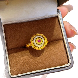 Bague ouverte vintage en or avec pierre rouge et émail coloré au design filigrane