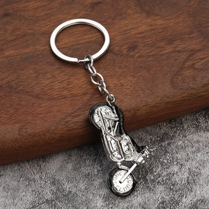 Detaillierte Nahaufnahme eines Vintage Motorrad Schlüsselanhängers aus Metall in Silber