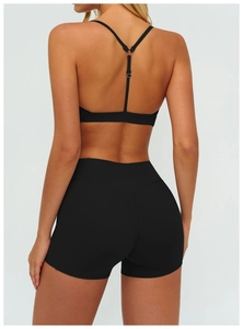 Vue arrière du soutien-gorge de sport dos en Y et du short de fitness noir sur modèle