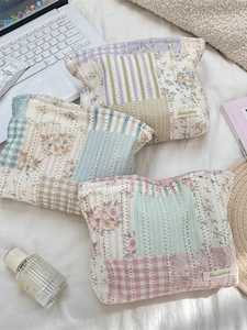 Quilted floral makeup bag set with fresh cotton fabric and soft pastoral patchwork pattern