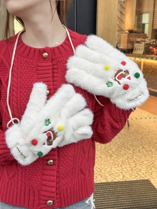 Détail de gants en peluche blancs avec pompons colorés et broderie d'ours mignonne