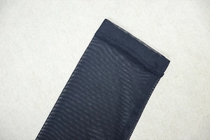 Dettaglio della manica in rete nera trasparente con cuciture di alta qualità su beige
