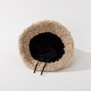 Cappello a secchiello beige in lana d'agnello con fodera interna regolabile