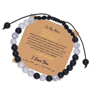 Détail du bracelet code Morse avec perles noires et turquoise marbre sur carte cadeau