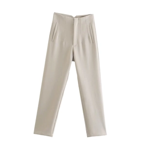 Dettaglio di pantaloni da completo color crema a vita alta con tasche e pieghe