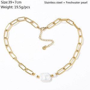 Layout a forma di cuore della collana in acciaio dorato 18K con perla barocca rettangolare