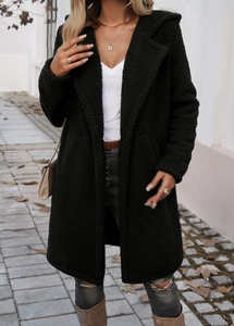 Außenaufnahme eines mittellangen schwarzen Teddy-Fleece-Cardigans für Damen