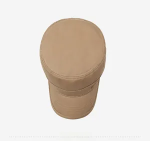 Vue de dessus d'une casquette cadet en coton kaki montrant le dessus plat et coutures