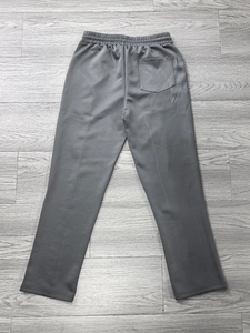 Vista posteriore dei pantaloni sportivi grigio scuro da uomo con vita elastica e tasca