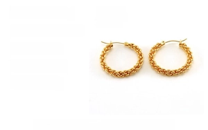 Dettaglio di orecchini a cerchio ritorti da 30mm placcati in oro 18K con larghezza 4mm