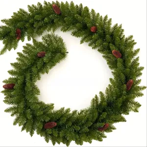 Détail d'une guirlande de Noël artificielle de 180cm avec pommes de pin sur fond blanc