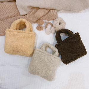 Détail de mini sacs en laine d'agneau douce en crème, beige et marron à texture peluche