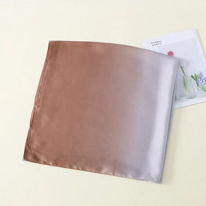 Detail eines Seidenschals mit elegantem Farbverlauf von Braun zu Grau und Textur