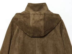 Détail de la capuche et de la texture en faux daim au dos de la veste marron foncé