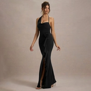 Detalle de vestido de noche negro con flor 3D en cintura y dobladillo con volantes