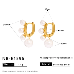 Boucles d'oreilles en U en acier doré vintage ornées de quatre perles blanches