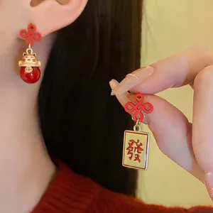 Asymmetrische Ohrringe im chinesischen Stil mit Glückskatze und Mahjong-Motiv
