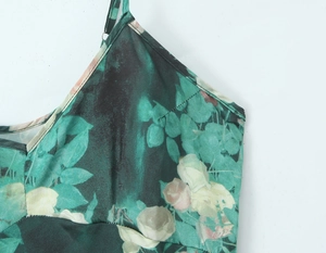 Vue détaillée de la robe en satin vert foncé à imprimé floral avec col en V