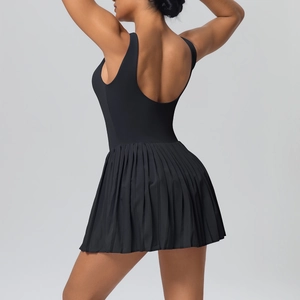 Vue arrière d'une robe de tennis plissée noire avec dos en U pour le sport extérieur
