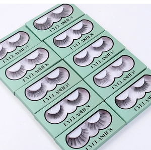 Detailansicht von 10 Paar natürlichen synthetischen Wimpern in mintgrünen Boxen