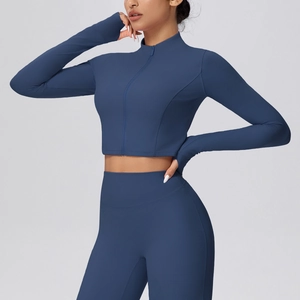 Detailansicht der schmal geschnittenen Yoga-Jacke und High-Waist-Leggings in Dunkelblau