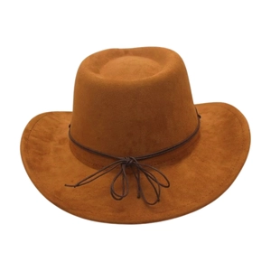 Vue détaillée du chapeau de cowboy en daim camel avec une fine cordelette à nœud