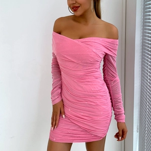 Détail de la robe courte rose à épaules dénudées avec tissu plissé scintillant
