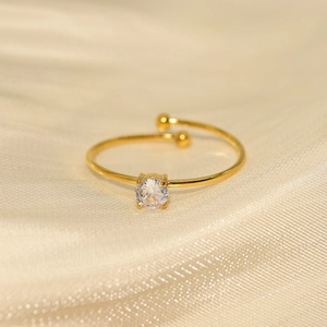 Makroaufnahme: 18K vergoldeter verstellbarer Ring mit funkelndem Zirkonia-Stein