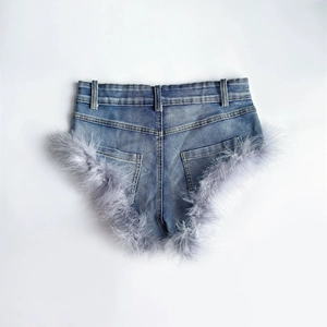 Nahaufnahme von blauen Denim-Shorts mit grauen Kunstfedern und gewaschener Textur