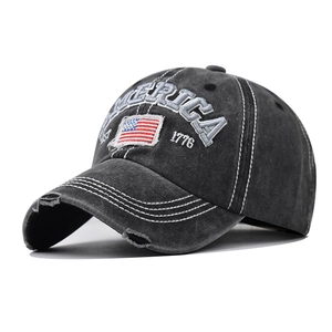 Detailaufnahme der Distressed-Baumwoll-Baseballkappe mit AMERICA 1776-Stickerei