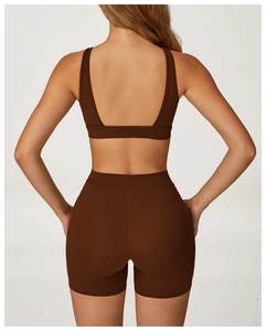 Vue détaillée du soutien-gorge de sport marron avec larges bretelles et dos ouvert en V