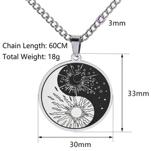 Collier yin yang tai chi en acier inoxydable avec pendentif soleil lune sur fond blanc