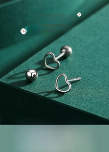 Détail de boucles d'oreilles cœur en argent S925 avec fermoir à vis sécurisé au dos