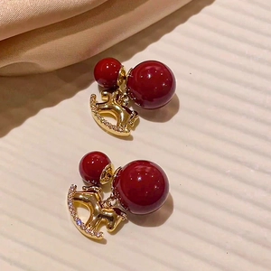 18K vergoldete Zirkon-Pferdeohrringe mit roten Perlen und Vintage-Schaukelpferd-Anhängern