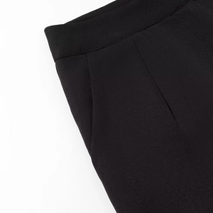 Dettaglio della vita e delle tasche di pantaloni neri eleganti con cuciture precise