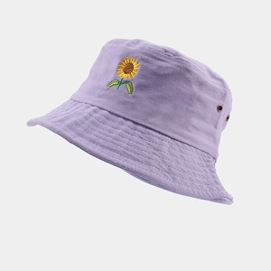 Détail du chapeau bob violet clair avec broderie tournesol et œillets d'aération