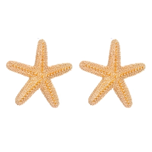 Goldene Seestern-Ohrstecker mit strukturierter Oberfläche im minimalistischen Sommer-Stil