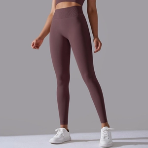 Detail des nahtlosen Rippbundes der malvenfarbenen Kompressions-Yogahose mit hoher Taille