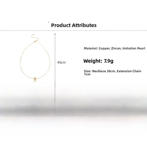 Makro-Detail einer goldenen Perlenkette mit Zirkonia-Inlay und verstellbarer Kette