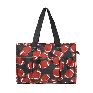 Vista frontale della borsa tote in tela con stampe di football rossi e multitasche