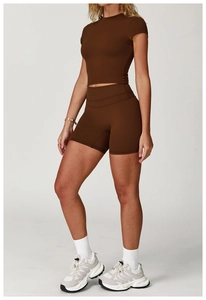 Dettaglio del set yoga marrone con crop top e pantaloncini fitness a vita alta