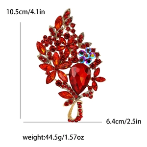 Spilla vintage in lega dorata con pietre di vetro rosso e motivo floreale, lunga 10,5 cm