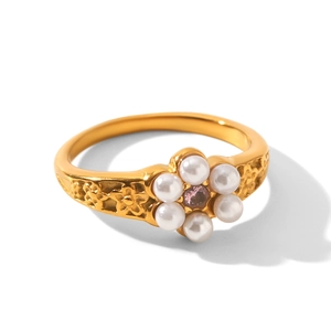 Vue détaillée de la bague en or 18k avec pétales de perles et gemme rose centrale
