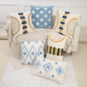 Moderne getuftete Kissenbezüge mit geometrischem Muster in Blau-Gelb auf Sofa