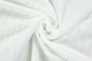Gros plan sur la texture du tissu en maille blanche avec d'élégants détails plissés de la robe
