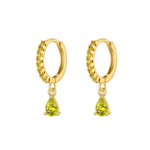 Détail de boucles d'oreilles dorées avec zircon pavé et pierre en forme de poire