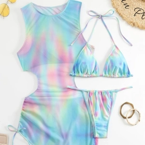 Driedelige bikiniset met mesh rok in kleurverloop, platte weergave met stranditems