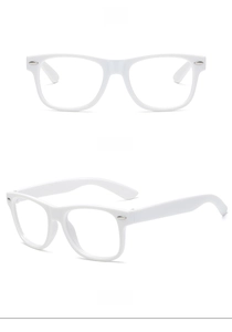 Vues de face et de côté de lunettes blanches pour enfants avec détails de rivets argentés