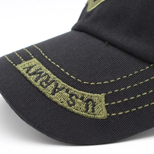 Détail de la broderie U.S. ARMY et des coutures sur casquette de sport en coton noir